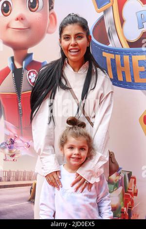 Des célébrités assistent au film Paw Patrol de vue West End avec: Cara de la Hoyde avec son fils Freddie où: Londres, Royaume-Uni quand: 08 août 2021 crédit: Phil Lewis/WENN Banque D'Images