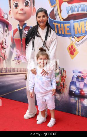 Des célébrités assistent au film Paw Patrol de vue West End avec: Cara de la Hoyde avec son fils Freddie où: Londres, Royaume-Uni quand: 08 août 2021 crédit: Phil Lewis/WENN Banque D'Images