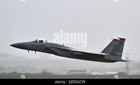 Un aigle F-15 de la Force aérienne des États-Unis part de la base aérienne de Kadena, au Japon, en 8 juin 2022. Les escadrons de chasseurs de 44th et de 67th de Kadena AB jouent un rôle unique pour assurer la paix et la stabilité dans un Indo-Pacifique libre et ouvert grâce à leurs capacités F-15. (É.-U. Photo de la Force aérienne par Tech. Sgt. Corban Lundborg) Banque D'Images