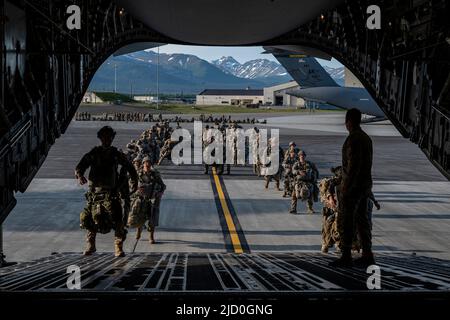 Les parachutistes de l'armée américaine, le contrôleur d'attaque du terminal conjoint de la Force aérienne et les opérateurs tactiques spéciaux embarquèrent à bord d'un C-17 Globemaster III du 176th escadron de transport aérien à la base interarmées Elmendorf-Richardson, Alaska, 15 juin 2022 pendant le DRAPEAU ROUGE-Alaska 22-2. Environ 1 600 membres de service de trois pays participent au vol, à l'entretien et au soutien de plus de 70 aéronefs provenant de plus de 22 unités au cours de cette itération de l'exercice. Les parachutistes sont affectés à l'équipe de combat de la Brigade d'infanterie 2nd (Airborne), à la division aéroportée 11th, les JTC sont affectés à l'escadron d'opérations aériennes 3rd à la JBER et à la JBER Banque D'Images