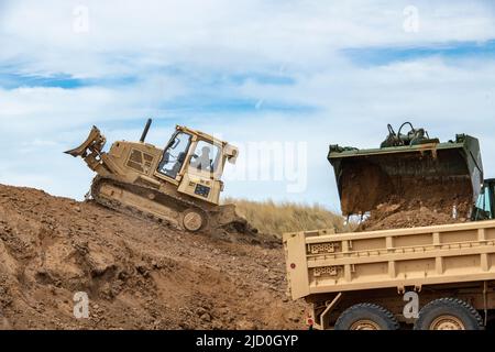 La société 133rd Engineer approche de la fin de sa formation de préparation innovante au complexe sportif de tir du comté de Laramie à Cheyenne, WyO., 10 juin 2022. Le projet prévoyait l'ajout d'une voie de tir de 300 yards aux voies existantes du complexe. Le projet IRT aide à maintenir la compagnie formée et prête, tout en fournissant un service à la communauté. (É.-U. Photo de la Garde nationale de l'armée par le Sgt. Kristina Kranz) Banque D'Images