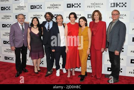 New York, États-Unis. 16th juin 2022. De gauche à droite : Paul GuilDoyle, Holly Chou, Wallace Wolodarsky, Aaron Ryder, Rebecca Henderson, Molly Brown, Sigourney Weaver et David Rasche assistent à la première du Festival du film de Tribeca de la Good House au Tribeca Festival 2022 au BMCC à New York, NY, sur 16 juin 2022. (Photo de Stephen Smith/SIPA USA) crédit: SIPA USA/Alay Live News Banque D'Images