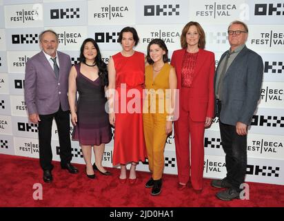 New York, États-Unis. 16th juin 2022. L-R: The Cast: Paul Guilfinille, Holly Chou, Rebecca Henderson, Molly Brown, Sigourney Weaver et David Rasche assistent à la première de la Good House au Tribeca Festival 2022 au BMCC à New York, NY on 16 juin 2022. (Photo de Stephen Smith/SIPA USA) crédit: SIPA USA/Alay Live News Banque D'Images