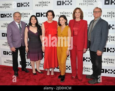 New York, États-Unis. 16th juin 2022. L-R: The Cast: Paul Guilfinille, Holly Chou, Rebecca Henderson, Molly Brown, Sigourney Weaver et David Rasche assistent à la première de la Good House au Tribeca Festival 2022 au BMCC à New York, NY on 16 juin 2022. (Photo de Stephen Smith/SIPA USA) crédit: SIPA USA/Alay Live News Banque D'Images