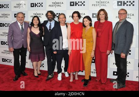 New York, États-Unis. 16th juin 2022. De gauche à droite : Paul GuilDoyle, Holly Chou, Wallace Wolodarsky, Aaron Ryder, Rebecca Henderson, Molly Brown, Sigourney Weaver et David Rasche assistent à la première du Festival du film de Tribeca de la Good House au Tribeca Festival 2022 au BMCC à New York, NY, sur 16 juin 2022. (Photo de Stephen Smith/SIPA USA) crédit: SIPA USA/Alay Live News Banque D'Images