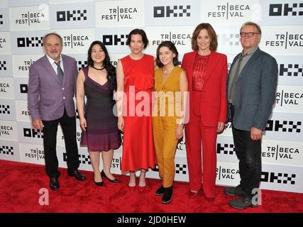 New York, États-Unis. 16th juin 2022. L-R: The Cast: Paul Guilfinille, Holly Chou, Rebecca Henderson, Molly Brown, Sigourney Weaver et David Rasche assistent à la première de la Good House au Tribeca Festival 2022 au BMCC à New York, NY on 16 juin 2022. (Photo de Stephen Smith/SIPA USA) crédit: SIPA USA/Alay Live News Banque D'Images