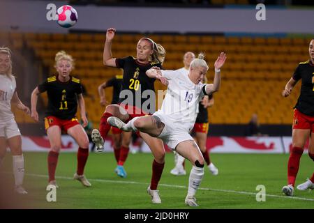 WOLVERHAMPTON, ROYAUME-UNI. JUIN 16th Bethany Angleterre de l'Angleterre concurrence pour le ballon lors du match international amical entre les femmes d'Angleterre et la Belgique à Molineux, Wolverhampton, le jeudi 16th juin 2022. (Credit: Tom West | MI News) Credit: MI News & Sport /Alay Live News Banque D'Images