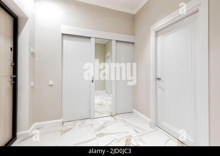 Photo d'un couloir dans un appartement d'une chambre Banque D'Images