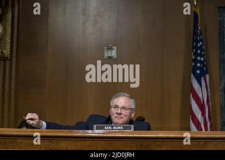 Washington, États-Unis. 16th juin 2022. Le sénateur américain Richard Burr., R-NC., pose des questions au cours de l'audience du Comité sénatorial de la santé, de l'éducation, du travail et des pensions afin d'examiner une mise à jour sur la réponse fédérale en cours à la COVID-19, en mettant l'accent sur la situation actuelle et la planification future, au Capitole des États-Unis, jeudi, 16 juin 2022. Photo de Ken Cedeno/UPI crédit: UPI/Alay Live News Banque D'Images