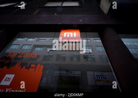Photo d'un panneau avec le logo de Xiaomi sur leur magasin à Zagreb, Croatie. Xiaomi Corporation est une multinationale chinoise de l'électronique fondée Banque D'Images