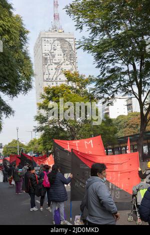 Buenos Aires, Argentine. 16th juin 2022. Les organisations sociales qui composent l'Unidad Piquetera ont marché à nouveau. Ils se sont concentrés dans deux points de la ville et ont défilé au ministère du développement. (Credit image: © Esteban Osorio/Pacific Press via ZUMA Press Wire) Banque D'Images