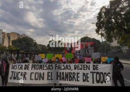 Buenos Aires, Argentine. 16th juin 2022. Les organisations sociales qui composent l'Unidad Piquetera ont marché à nouveau. Ils se sont concentrés dans deux points de la ville et ont défilé au ministère du développement. (Credit image: © Esteban Osorio/Pacific Press via ZUMA Press Wire) Banque D'Images