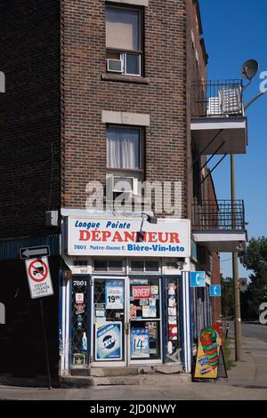 Depanneur en français pour le magasin de proximité sur la rue notre-Dame en été, Montréal, Québec, Canada Banque D'Images