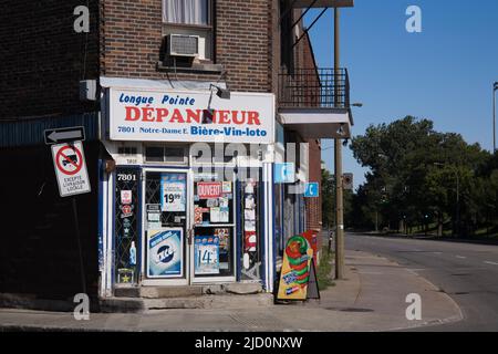 Depanneur en français pour le magasin de proximité sur la rue notre-Dame en été, Montréal, Québec, Canada Banque D'Images