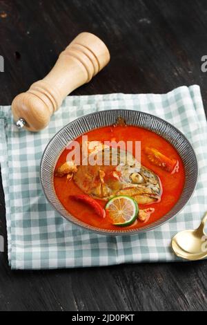 Saumon poisson tête Curry ou Gulai Kepala Ikan Padang. Soupe traditionnelle indonésienne Minang Banque D'Images