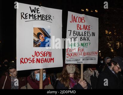 NEW YORK, New York – 19 novembre 2021 : des manifestants se rassemblent sur la place Foley pour protester contre le verdict du procès de Kyle Rittenhouse, dans le Wisconsin. Banque D'Images