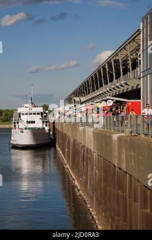 Traversier de passagers amarré au quai King Edward dans le Vieux-Port de Montréal en été, Québec, Canada. Banque D'Images