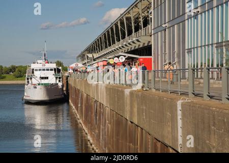 Traversier de passagers amarré au quai King Edward dans le Vieux-Port de Montréal en été, Québec, Canada. Banque D'Images