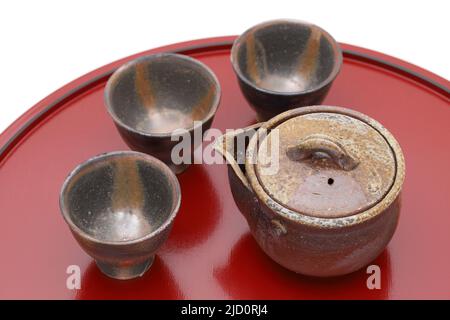 Thé vert japonais dans un ensemble de thé avec une tasse et une casserole sur un plateau en bois Banque D'Images