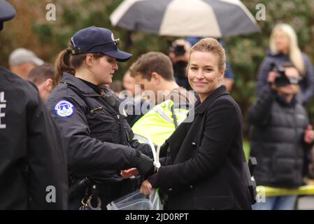 L'acteur/activiste Piper Perabo est arrêté lors d'une manifestation contre le changement climatique organisée par Fire Drill Fridays à Washington, DC, le 22 novembre 2019. Banque D'Images