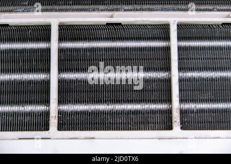 Présence de moisissure et de poussière sur la grille du radiateur du climatiseur. Entretien et nettoyage du système divisé. Banque D'Images