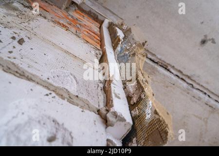 Isolation en polystyrène démantelée et revêtement de façade d'une maison privée. Rénovation de l'extérieur de la maison Banque D'Images