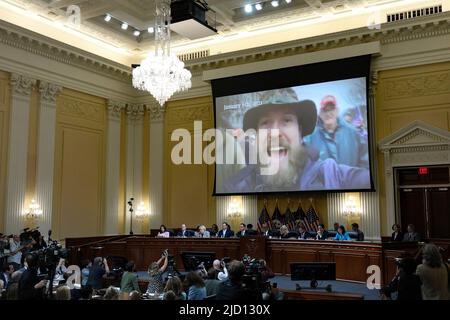 Washington, DC, États-Unis. 16th juin 2022. Un rioter du Capitole des États-Unis est affiché à l'écran lors d'une audience du comité spécial pour enquêter sur l'attaque de 6 janvier contre le Capitole des États-Unis à Washington, DC, États-Unis, jeudi, 16 juin, 2022. Le comité d'enquête sur l'insurrection du Capitole des États-Unis en 2021 se concentre sur les efforts de Donald Trump pour faire pression sur le vice-président de l'époque, Mike Pence, pour qu'il utilise son rôle de président du Sénat pour bloquer la certification du Congrès de la victoire de Joe Biden à l'élection présidentielle. Credit: Tom Brenner/Pool via CNP/dpa/Alay Live News Banque D'Images