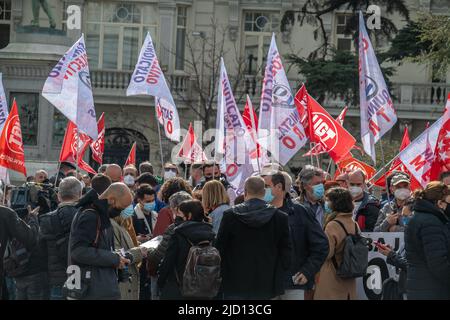 Manifestants portant des drapeaux devant le Palacio de las Cortes, Madrid, Espagne Banque D'Images