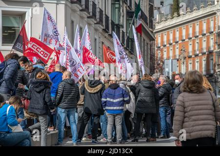 Manifestants portant des drapeaux devant le Palacio de las Cortes, Madrid, Espagne Banque D'Images