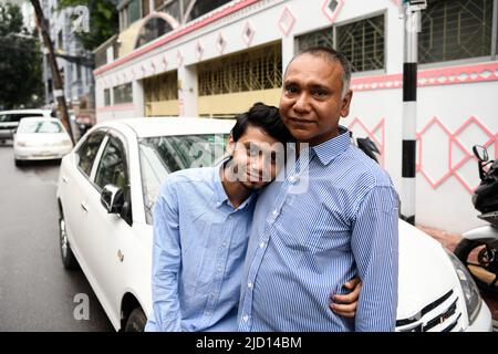 Dhaka, Bangladesh. 16th juin 2022. Un chauffeur d'Uber pose pour un portrait avec son fils devant sa voiture à Dhaka. Le chauffeur a déclaré qu'en raison du manque de revenus, son fils avait cessé ses études générales il y a 10 ans, et maintenant son fils est en mesure de commencer ses études parce que conduire UBER lui a valu une bonne quantité d'argent. Sa famille est heureuse maintenant. Crédit : SOPA Images Limited/Alamy Live News Banque D'Images
