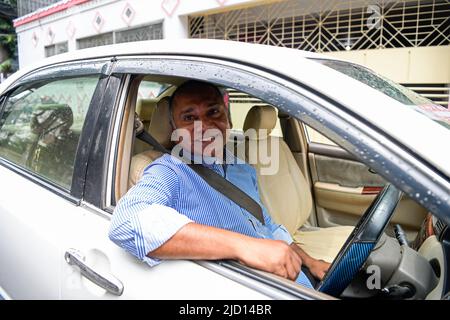 Dhaka, Bangladesh. 16th juin 2022. Un chauffeur Uber pose pour un portrait avec sa voiture à Dhaka. Crédit : SOPA Images Limited/Alamy Live News Banque D'Images
