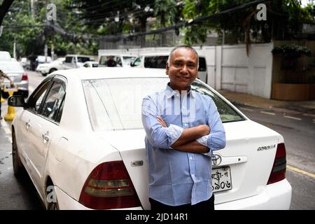 Dhaka, Bangladesh. 16th juin 2022. Un chauffeur Uber pose pour un portrait avec sa voiture à Dhaka. (Photo de Piyas Biswas/SOPA Images/Sipa USA) crédit: SIPA USA/Alay Live News Banque D'Images