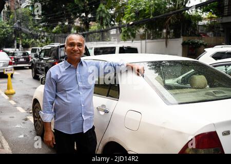 Dhaka, Bangladesh. 16th juin 2022. Un chauffeur Uber pose pour un portrait avec sa voiture à Dhaka. (Photo de Piyas Biswas/SOPA Images/Sipa USA) crédit: SIPA USA/Alay Live News Banque D'Images