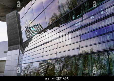 Réflexions de l'environnement dans la façade de verre de BMW World Munich, Allemagne, 22.4.22 Banque D'Images