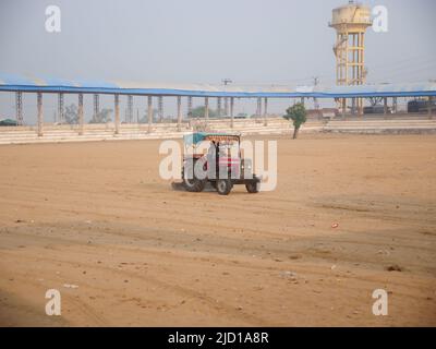Pushkar, Rajasthan Inde - 14 novembre 2021 : labourage agricole par tracteur dans la zone rurale de l'inde. Banque D'Images
