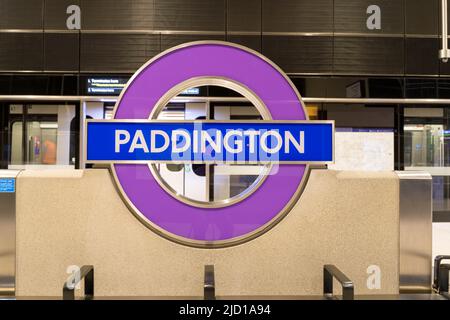 Panneau rond violet installé à la station de métro de Londres Paddington pour Elizabeth Line UK Banque D'Images