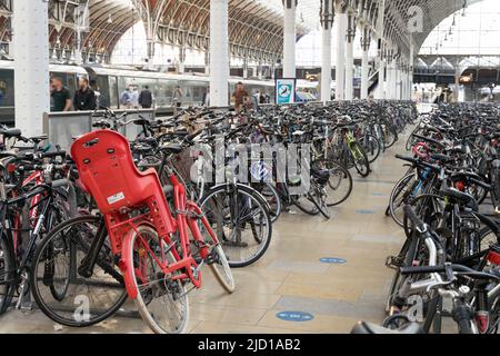 Les personnes qui travaillent en vélo garent leurs vélos à la gare de Londres, Angleterre, Royaume-Uni Banque D'Images