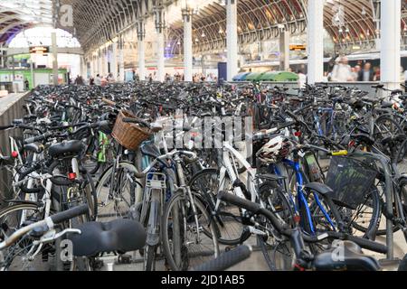 Les personnes qui travaillent en vélo garent leurs vélos à la gare de Londres, Angleterre, Royaume-Uni Banque D'Images