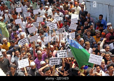 Beawar, Rajasthan, Inde. 10th juin 2022. Des membres de la communauté musulmane protestent contre les remarques controversées de deux leaders du BJP, aujourd'hui suspendus, contre le prophète Mohammad, après avoir offert des prières le vendredi à Beawar. (Credit image: © Sumit Saraswat/Pacific Press via ZUMA Press Wire) Banque D'Images