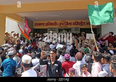 Beawar, Rajasthan, Inde. 10th juin 2022. Des membres de la communauté musulmane protestent contre les remarques controversées de deux leaders du BJP, aujourd'hui suspendus, contre le prophète Mohammad, après avoir offert des prières le vendredi à Beawar. (Credit image: © Sumit Saraswat/Pacific Press via ZUMA Press Wire) Banque D'Images