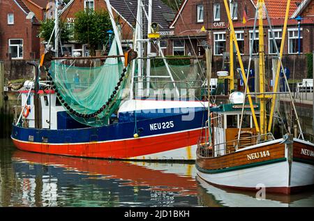 Chalutier de pêche dans le port de Neuharlingersiel, Basse-Saxe, Allemagne Banque D'Images