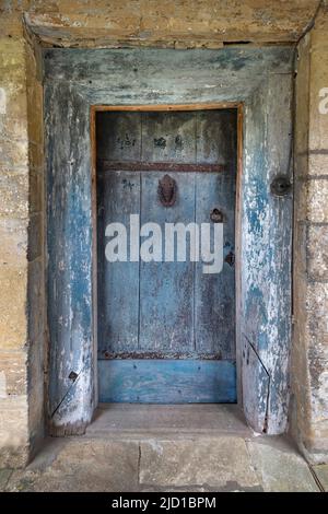 Ancienne porte en bois peint en bleu du manoir anglais, Angleterre Banque D'Images