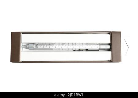 Stylo à bille en aluminium MultiTool tout-en-un dans une boîte cadeau isolée sur fond blanc. Banque D'Images