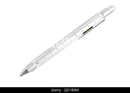 Gros plan d'un stylo à bille multitool avec une règle et un niveau à bulle. Banque D'Images