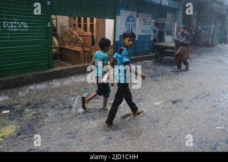 Dhaka, Bangladesh. 16th juin 2022. La pluie signale l'arrivée de la mousson dans la capitale Dhaka, au Bangladesh. Il pleut dans toute la capitale depuis vendredi (18 juin) matin. (Image de crédit : © M. Rakibul Hasan/ZUMA Press Wire) Banque D'Images