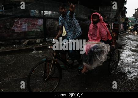 Dhaka, Bangladesh. 16th juin 2022. La pluie signale l'arrivée de la mousson dans la capitale Dhaka, au Bangladesh. Il pleut dans toute la capitale depuis vendredi (18 juin) matin. (Image de crédit : © M. Rakibul Hasan/ZUMA Press Wire) Banque D'Images
