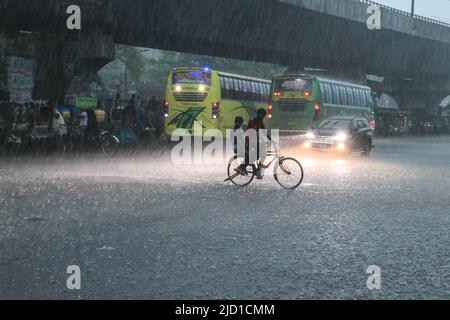 Dhaka, Bangladesh. 16th juin 2022. La pluie signale l'arrivée de la mousson dans la capitale Dhaka, au Bangladesh. Il pleut dans toute la capitale depuis vendredi (18 juin) matin. (Image de crédit : © M. Rakibul Hasan/ZUMA Press Wire) Banque D'Images