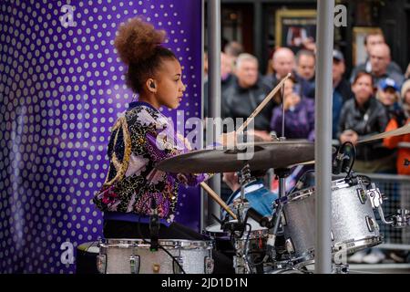 Platinum Jubilee Pageant, Londres, Royaume-Uni. 5th juin 2022. Nindi Bushell, 12 ans, se produit au Platinum Jubilee Pageant. Banque D'Images