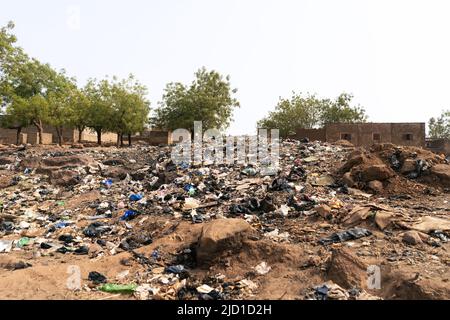 Déchets de plastique éparpillés et autres déchets dans un cadre urbain africain; concept de manque de gestion des déchets solides Banque D'Images