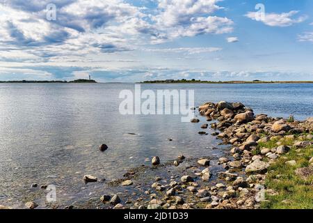 Vue sur la baie de style lagon Grankullaviken avec le phare Lange Erik à l'horizon, pointe nord de l'île Oeland, Kalmar laen, Suède Banque D'Images